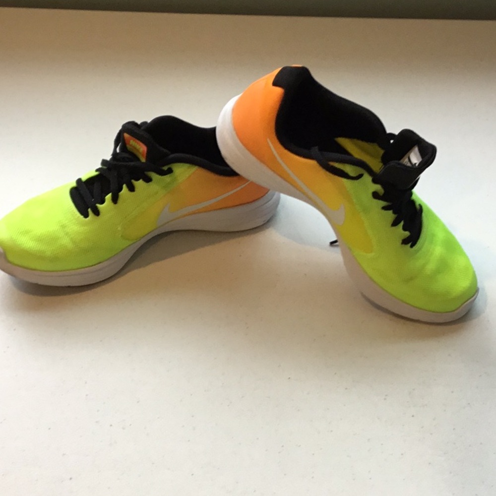 Nike, size 6Y. Great condition. Bottoms not worn. Fluorescent orange and green.